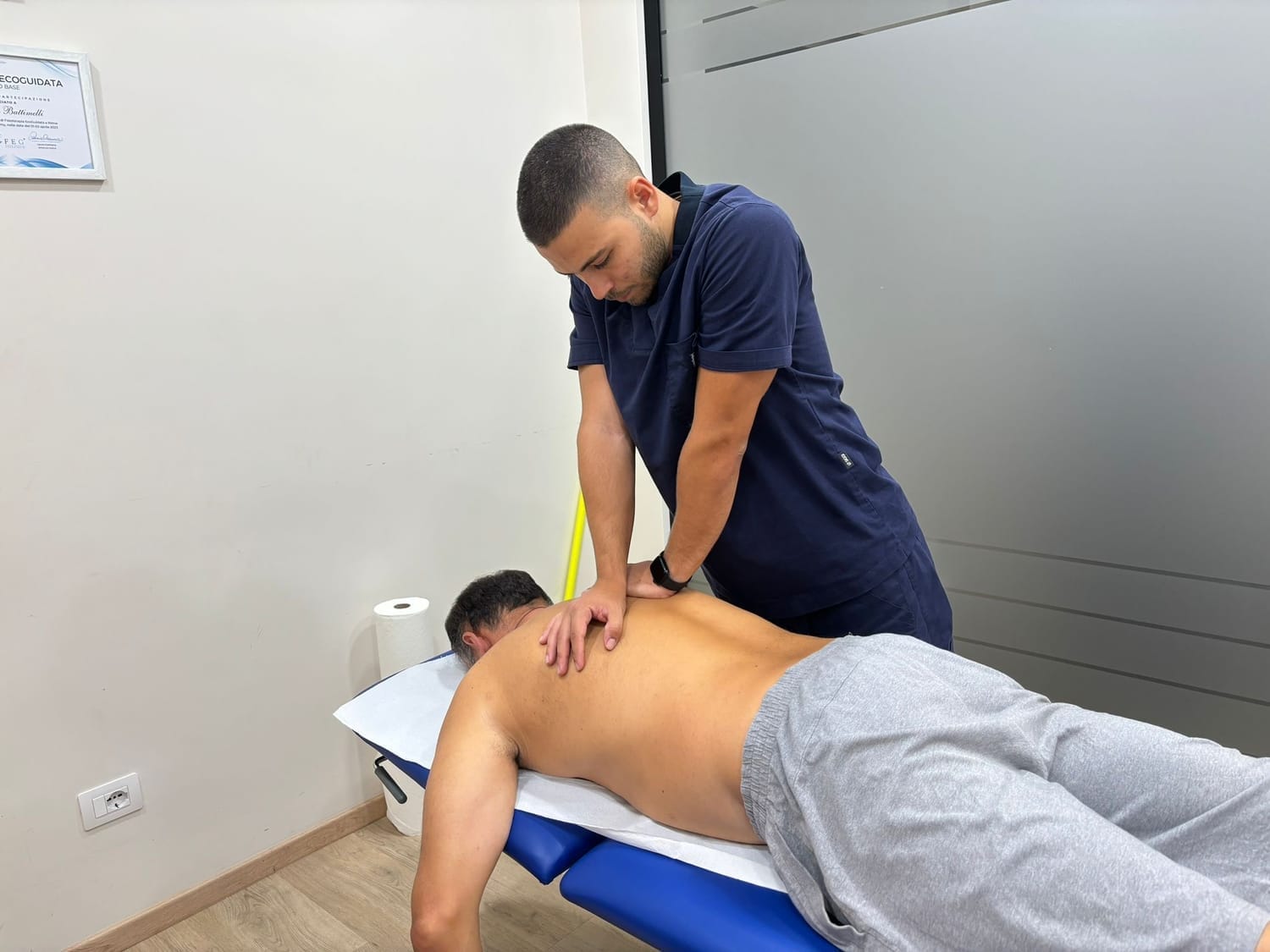 Il Dott. Andrea Battimelli durante un trattamento nello studio Physio Evolution