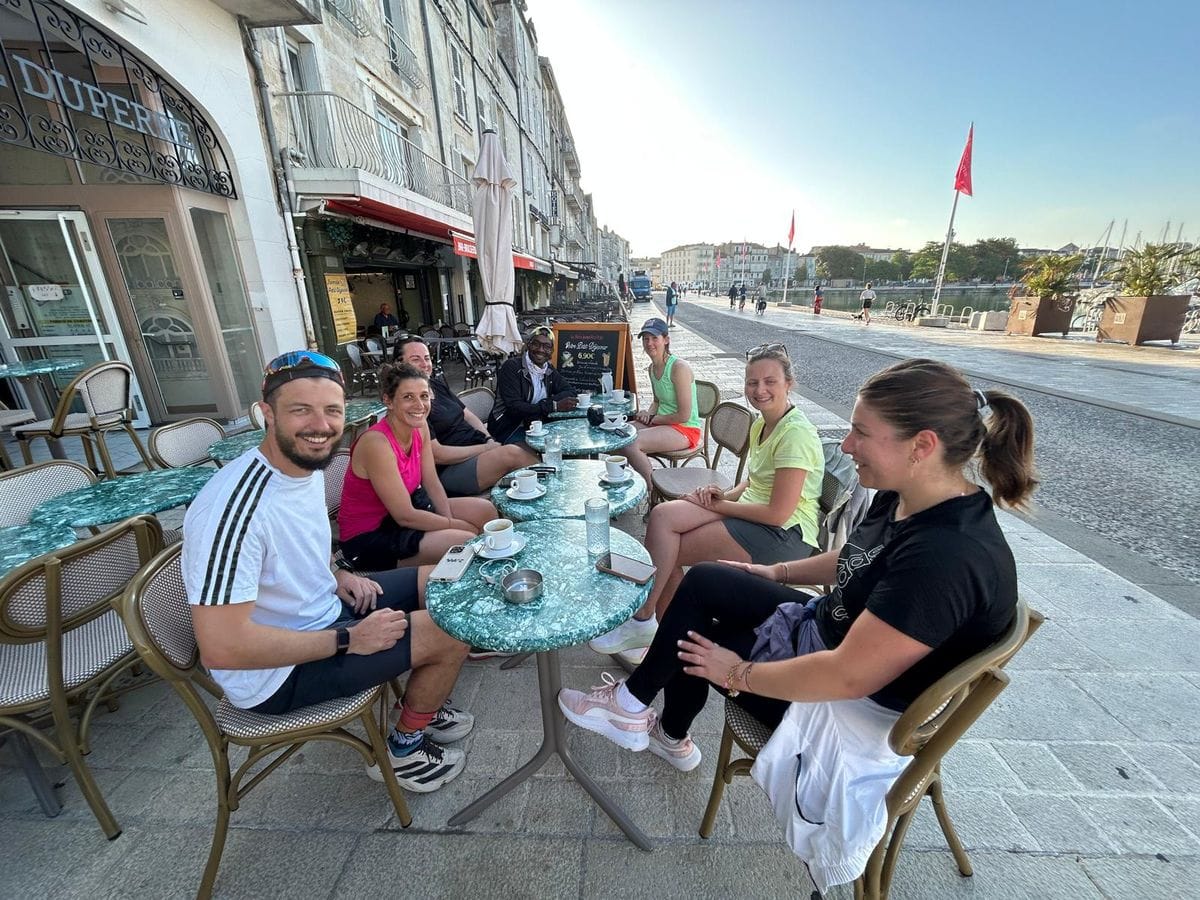 Le groupe des matins qui bougent attablé en terrasse sur le Vieux-Port après la séance