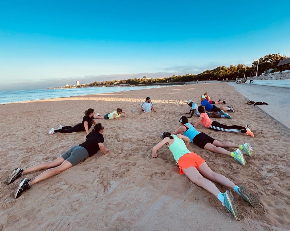 Séance des matins qui bougent sur la plage de La Rochelle au lever du jour