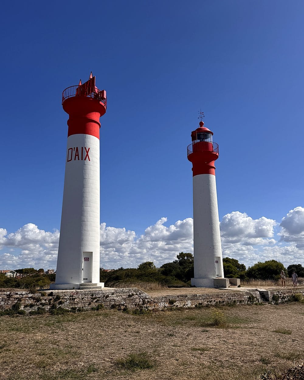Les deux phares rouge et blanc de l'île d'Aix
