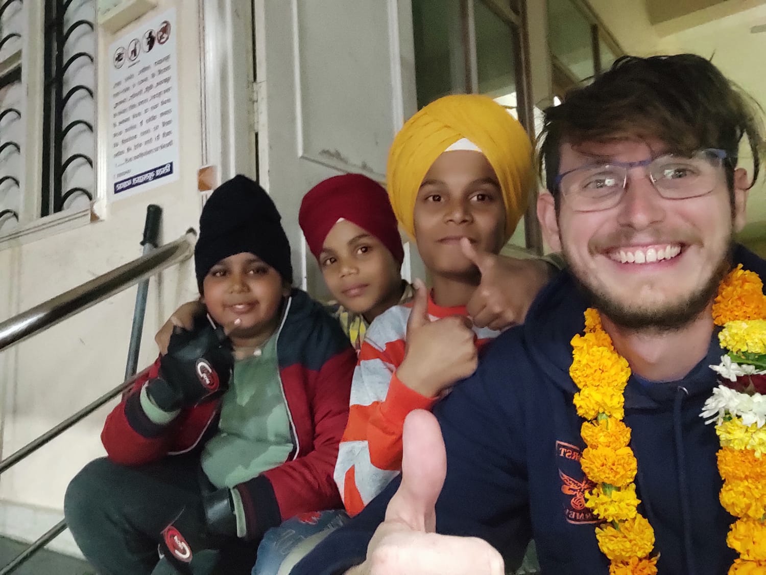 Adrien Biassin avec trois enfants sikhs en inde