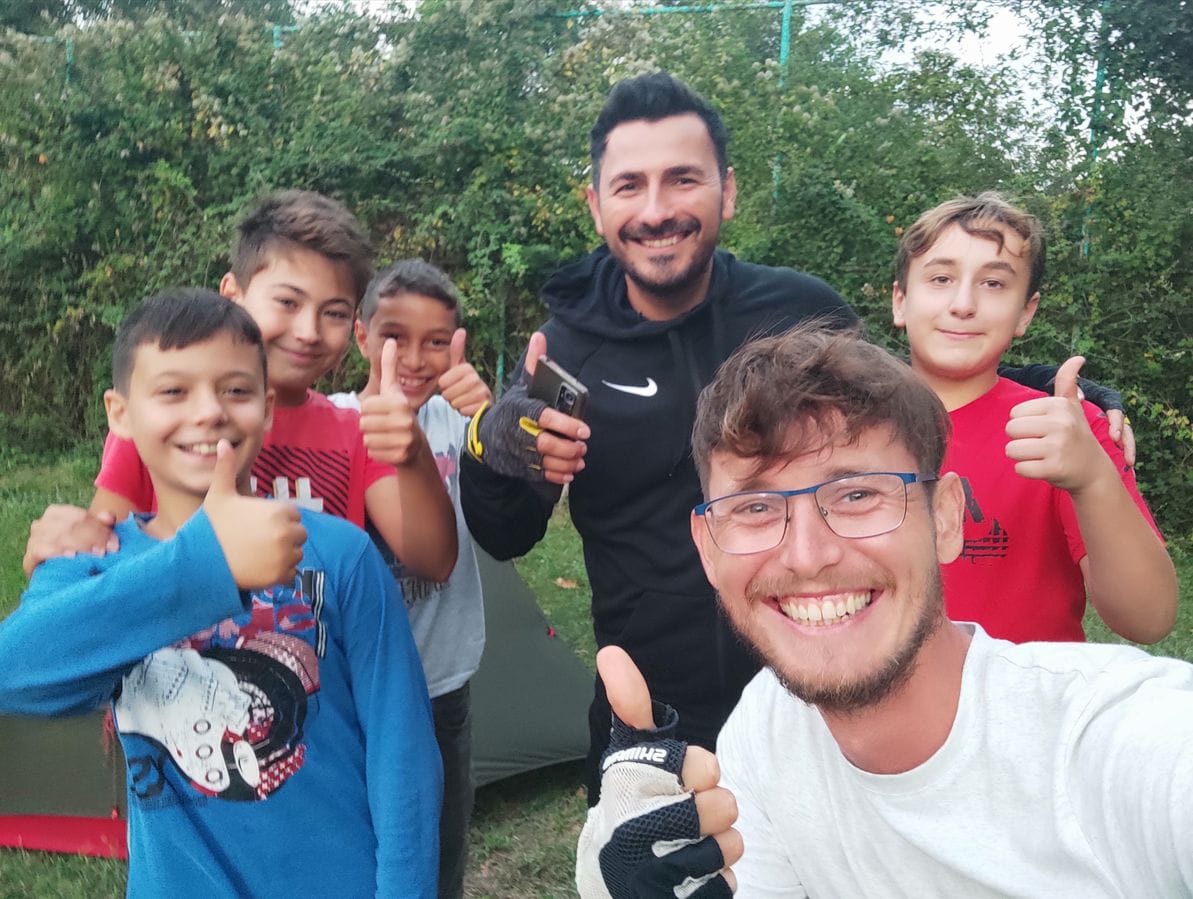 Adrien Biassin avec des enfants turcs le long de la mer noire sur un terrain de football