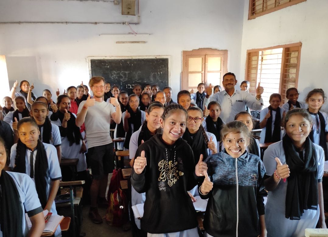 Adrien Biassin dans une classe d'école primaire en Inde