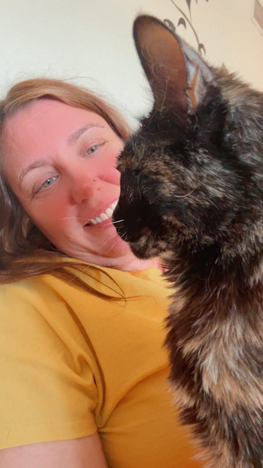 Ana con su gata