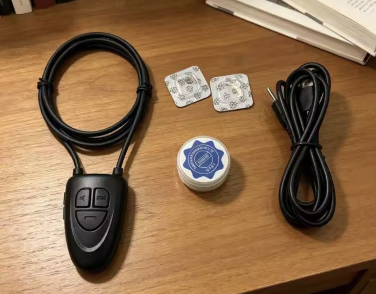 Kit completo del Pinganillo para Políticos: collar inductivo, micro auricular con estuche, pilas de repuesto y cable de carga