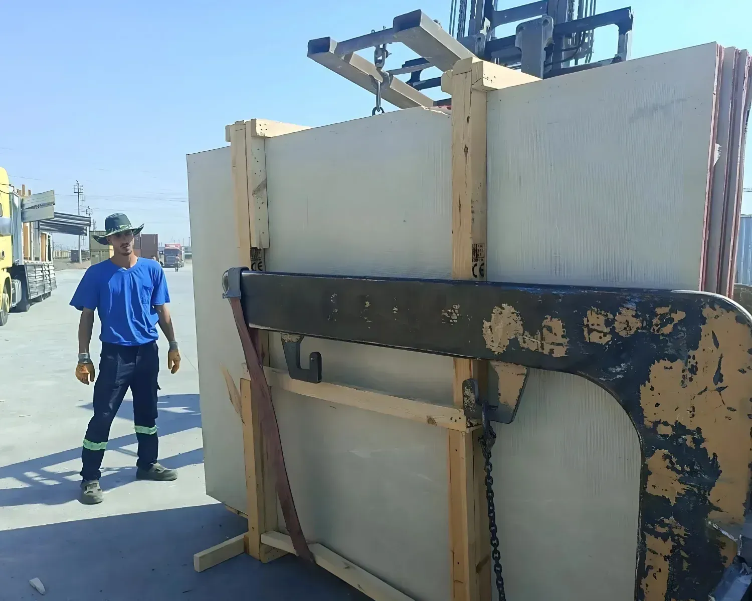 Forklift handling Soft Beige bundle with protective frame