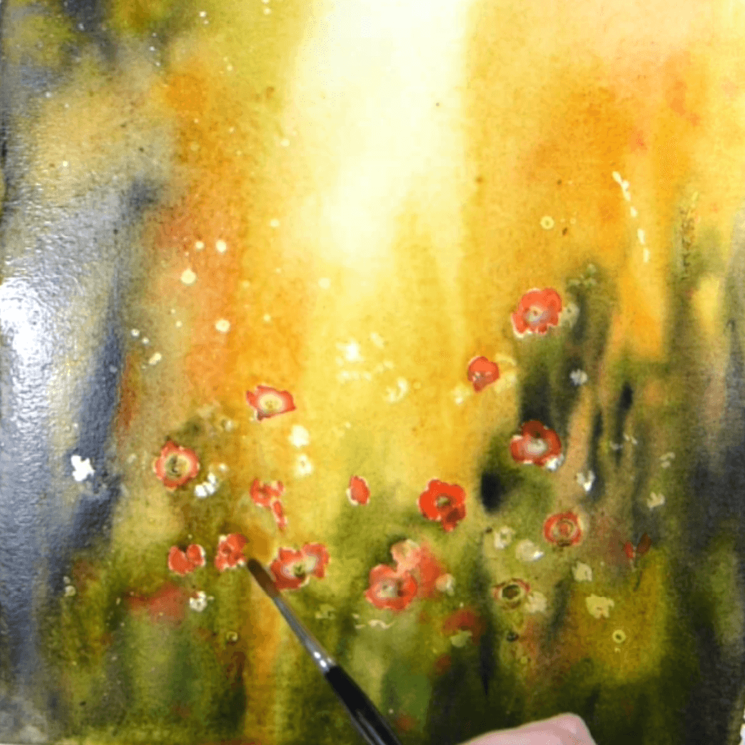 Fond doré lumineux à l’aquarelle, première étape du champ de coquelicots