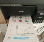 Niño haciendo actividades educativas