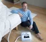 homme qui dort au frais grâce au surmatelas thermorégulé CLIMSOM