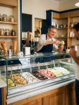 Glacier derrière sa vitrine de glaces artisanales