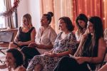Des Runwives assises pendant un atelier